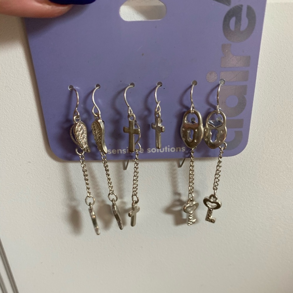 Missing one earring, never used!